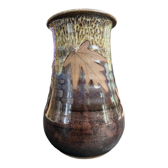 Mark Alewine Pottery 2008. Maple leaf
Vase W/ Leaf 8.5” Tall Collector
Item - Picture 2 of 14